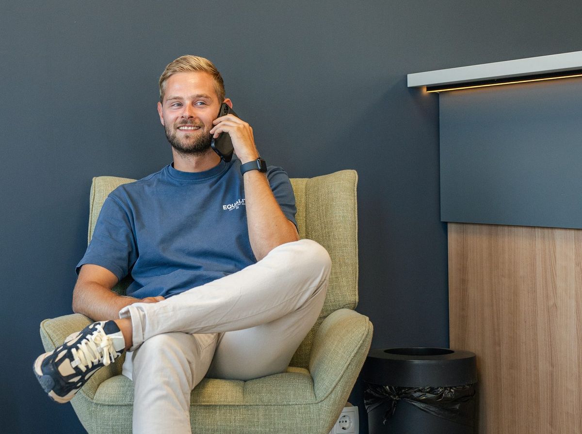 Max Bosch, sales engineer, belt met een klant in de ontvangstruimte van SPARQ