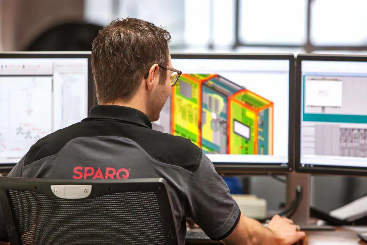 EPLAN-engineer werkt een paneel in 3D uit bij SPARQ Assembly