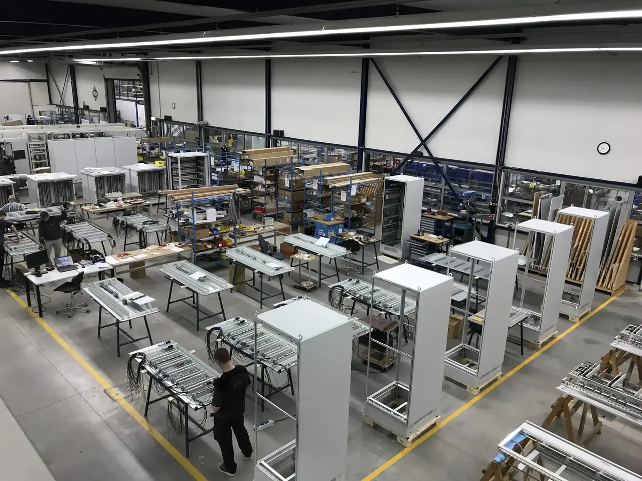 Overzicht van de werkplaats van SPARQ Assembly met meerdere panelen in aanbouw