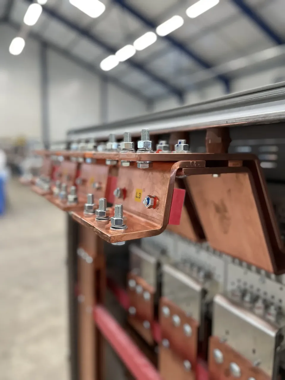 Koperen rails met boutverbindingen in een laagspanningsverdeler van SPARQ Assembly