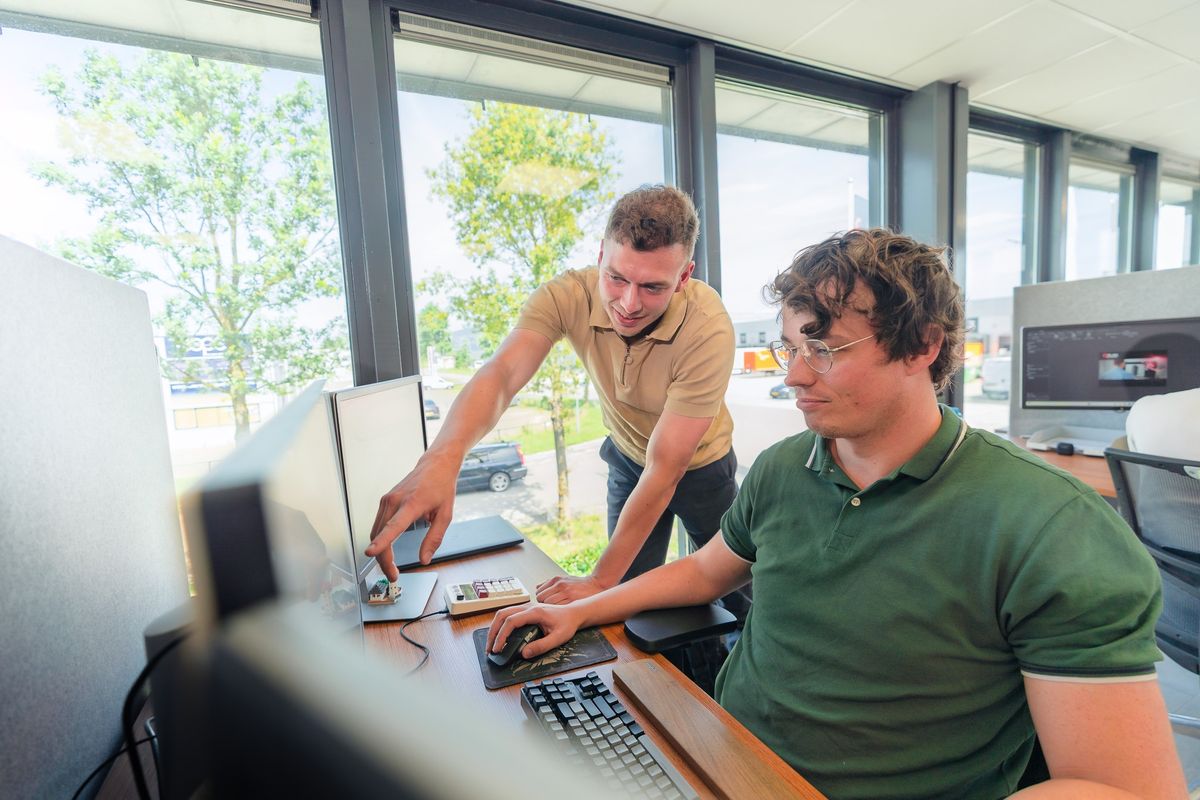 SPARQ-engineers bespreken een EPLAN-ontwerp op de engineeringafdeling
