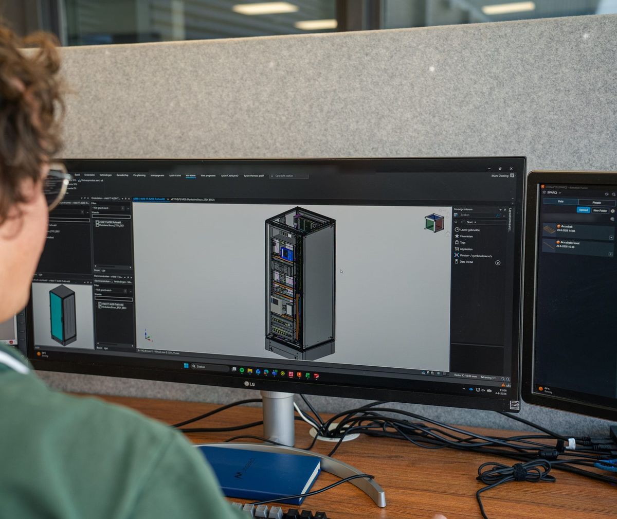 SPARQ-engineer werkt aan een 3D-kastopbouw in EPLAN Pro Panel