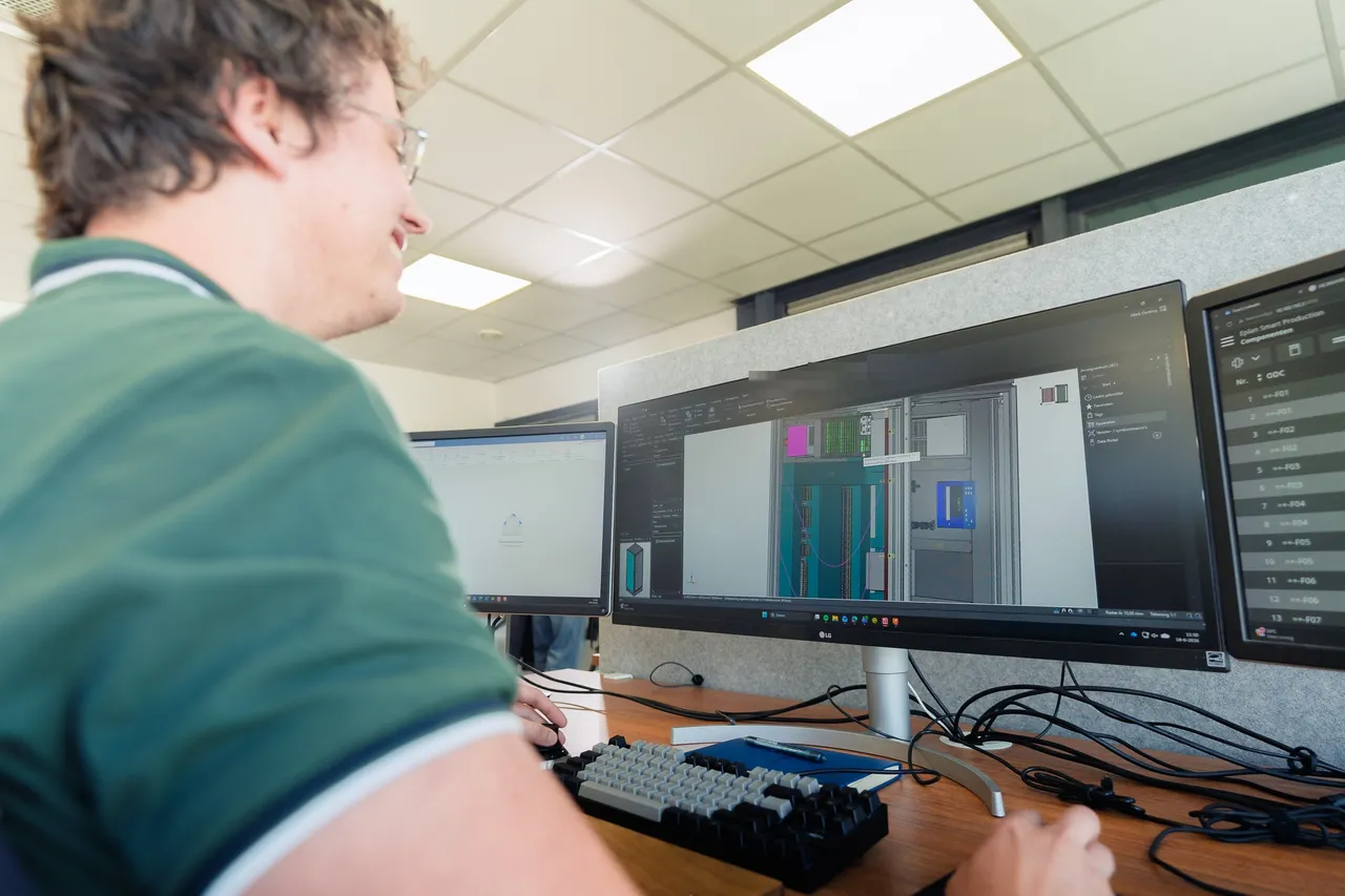 Engineer werkt de 3D-kastopbouw van een besturingskast uit in EPLAN Pro Panel