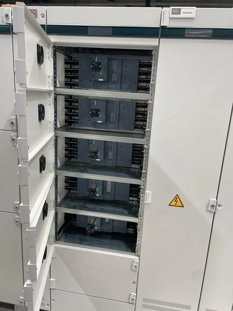 Afgaande groepen elk in een eigen afgeschermd compartiment in een Siemens SIVACON bouwvorm 4B-laagspanningsverdeler