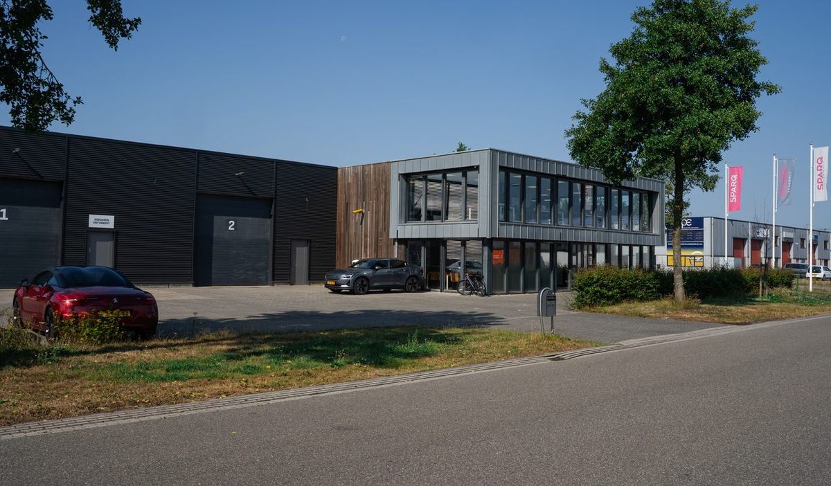 Het pand van SPARQ Assembly in Emmen, met de SPARQ-vlaggen aan de weg