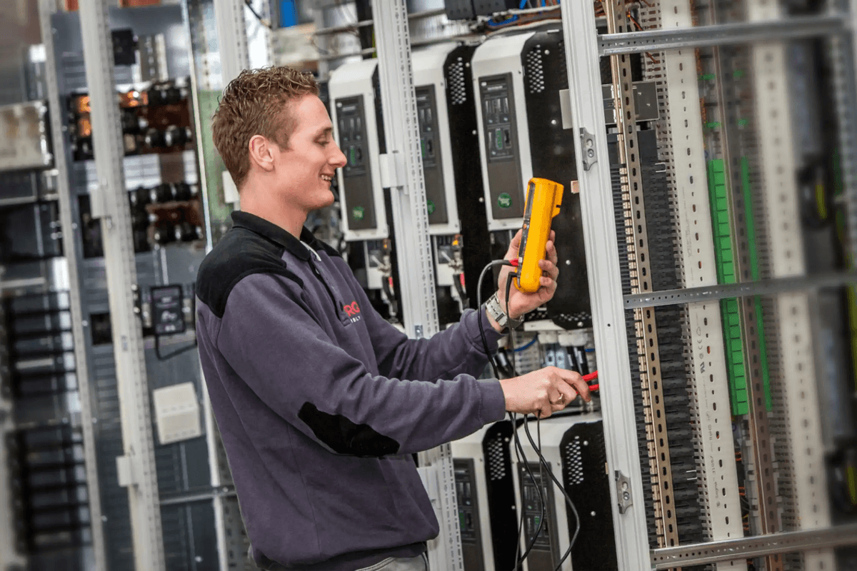 SPARQ-monteur werkt aan een besturingspaneel
