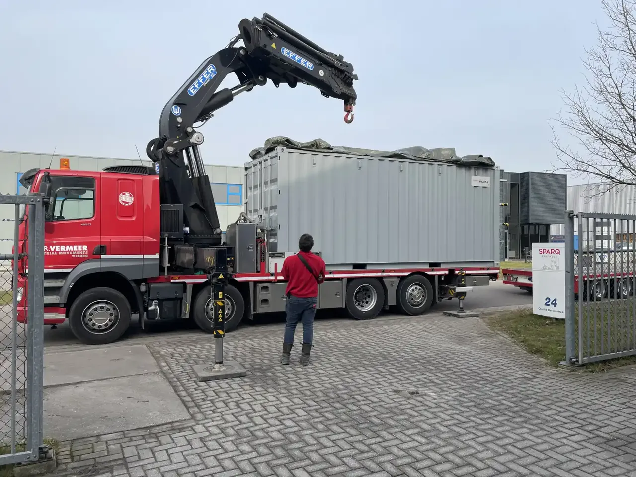 Paneelbouwer aan het werk op de montageafdeling van SPARQ Assembly