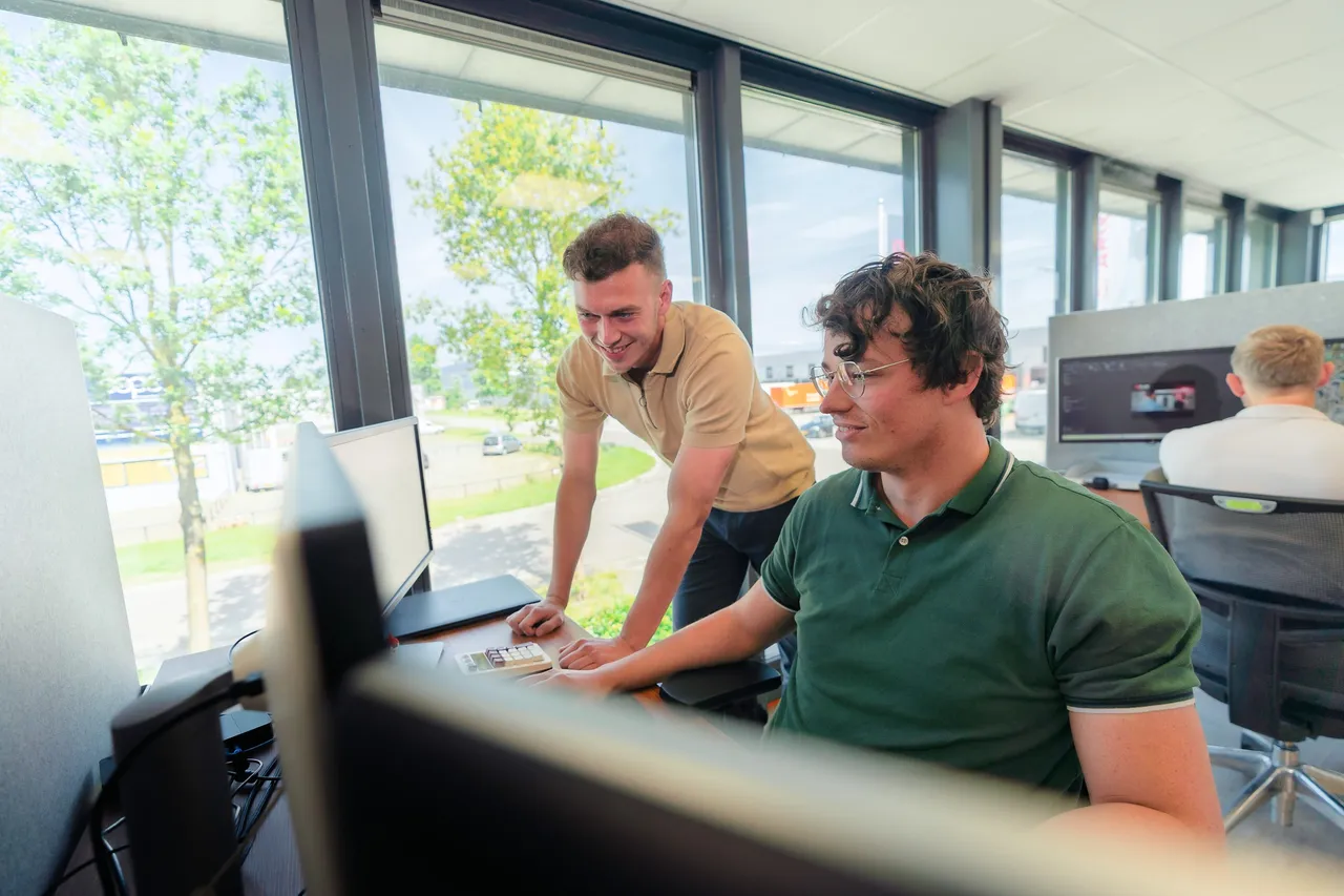 Twee SPARQ-engineers overleggen over een ontwerp op de engineeringafdeling