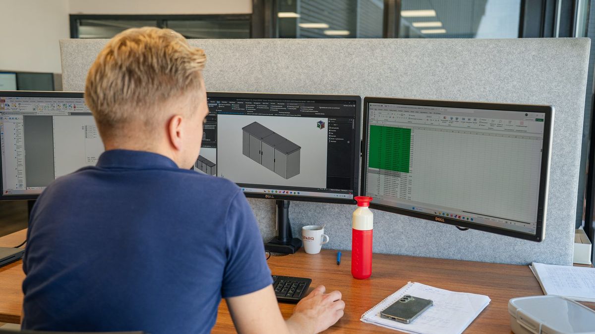 Videostill: SPARQ-engineer werkt aan een 3D-kastopbouw in EPLAN